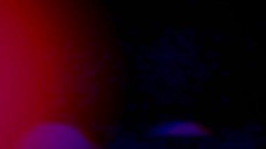 Çok renkli ışık sızıntısı. Siyah arka planda 4K görüntü. Stüdyoda gaz sızıntısı var. Doğal aydınlatma ışınları bokeh etkisi. Görüntülerinizi birleştirmek için..