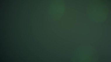 Çok renkli ışık sızıntısı. Siyah arka planda 4K görüntü. Stüdyoda gaz sızıntısı var. Doğal aydınlatma ışınları bokeh etkisi. Görüntülerinizi birleştirmek için..