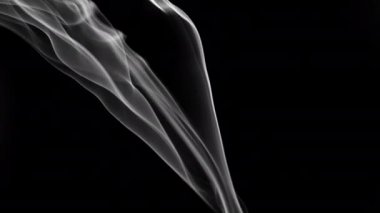 Karanlık arka planda ağır çekimde yumuşak sis. Gerçekçi atmosferik gri duman. Soyut sis bulutu. 4K içinde sis ve duman akışı efekti.