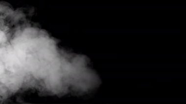 Karanlık arka planda ağır çekimde yumuşak sis. Gerçekçi atmosferik gri duman. Soyut sis bulutu. 4K içinde sis ve duman akışı efekti.