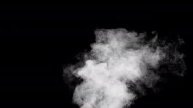 Karanlık arka planda ağır çekimde yumuşak sis. Gerçekçi atmosferik gri duman. Soyut sis bulutu. 4K içinde sis ve duman akışı efekti.