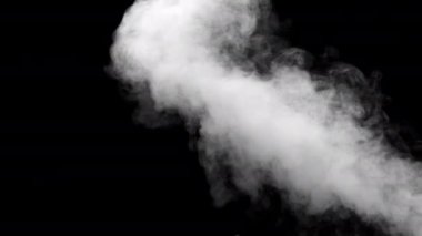 Karanlık arka planda ağır çekimde yumuşak sis. Gerçekçi atmosferik gri duman. Soyut sis bulutu. 4K içinde sis ve duman akışı efekti.