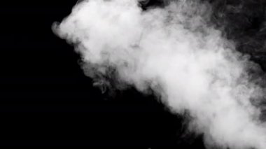 Karanlık arka planda ağır çekimde yumuşak sis. Gerçekçi atmosferik gri duman. Soyut sis bulutu. 4K içinde sis ve duman akışı efekti.