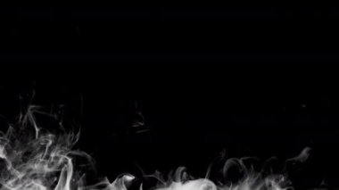 Karanlık arka planda ağır çekimde yumuşak sis. Gerçekçi atmosferik gri duman. Soyut sis bulutu. 4K içinde sis ve duman akışı efekti.