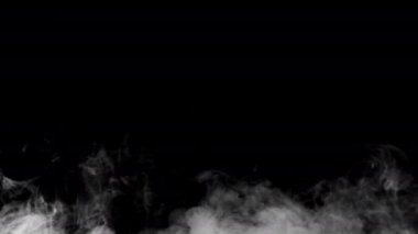 Karanlık arka planda ağır çekimde yumuşak sis. Gerçekçi atmosferik gri duman. Soyut sis bulutu. 4K içinde sis ve duman akışı efekti.