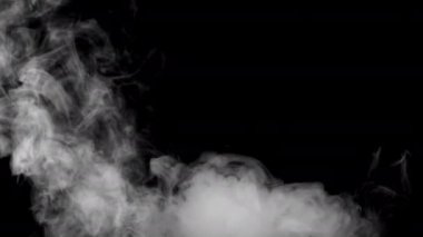 Karanlık arka planda ağır çekimde yumuşak sis. Gerçekçi atmosferik gri duman. Soyut sis bulutu. 4K içinde sis ve duman akışı efekti.