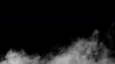 Karanlık arka planda ağır çekimde yumuşak sis. Gerçekçi atmosferik gri duman. Soyut sis bulutu. 4K içinde sis ve duman akışı efekti.