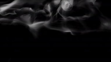 Karanlık arka planda ağır çekimde yumuşak sis. Gerçekçi atmosferik gri duman. Soyut sis bulutu. 4K içinde sis ve duman akışı efekti.