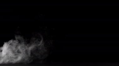 Karanlık arka planda ağır çekimde yumuşak sis. Gerçekçi atmosferik gri duman. Soyut sis bulutu. 4K içinde sis ve duman akışı efekti.