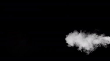 Karanlık arka planda ağır çekimde yumuşak sis. Gerçekçi atmosferik gri duman. Soyut sis bulutu. 4K içinde sis ve duman akışı efekti.
