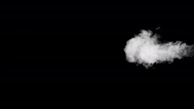 Karanlık arka planda ağır çekimde yumuşak sis. Gerçekçi atmosferik gri duman. Soyut sis bulutu. 4K içinde sis ve duman akışı efekti.