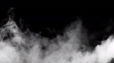 Karanlık arka planda ağır çekimde yumuşak sis. Gerçekçi atmosferik gri duman. Soyut sis bulutu. 4K içinde sis ve duman akışı efekti.