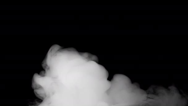 Який Туман Повільному Русі Темному Тлі Реалістичний Атмосферний Сірий Дим — стокове відео