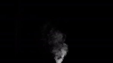 Karanlık arka planda ağır çekimde yumuşak sis. Gerçekçi atmosferik gri duman. Soyut sis bulutu. 4K içinde sis ve duman akışı efekti.