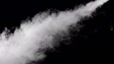 Karanlık arka planda ağır çekimde yumuşak sis. Gerçekçi atmosferik gri duman. Soyut sis bulutu. 4K içinde sis ve duman akışı efekti.