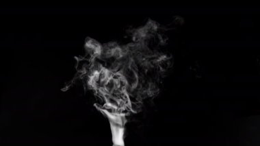 Karanlık arka planda ağır çekimde yumuşak sis. Gerçekçi atmosferik gri duman. Soyut sis bulutu. 4K içinde sis ve duman akışı efekti.
