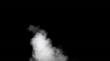 Karanlık arka planda ağır çekimde yumuşak sis. Gerçekçi atmosferik gri duman. Soyut sis bulutu. 4K içinde sis ve duman akışı efekti.