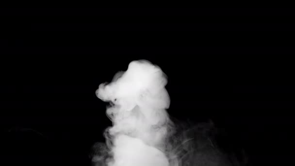 暗い背景に遅い動きで柔らかい霧 現実的な雰囲気の灰色の煙 抽象的なもや雲 4Kでのミスト効果と煙の流れ効果 — ストック動画