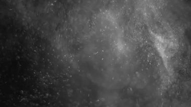 Siyah arka planda havada beyaz-gümüş parçacıkları var. Bazı parçacıklar güzel bir bokeh içinde bulanıklaşıyor. Çeşitli karıştırma kiplerinde videolarınız için 4K arkaplan.