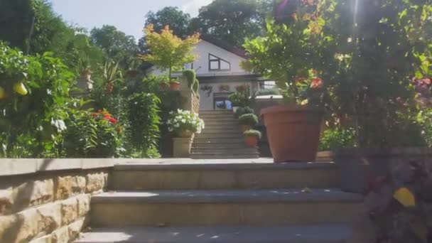 Edificio Residencial Europeo Dos Plantas Con Ático Hermoso Jardín Con — Vídeo de stock