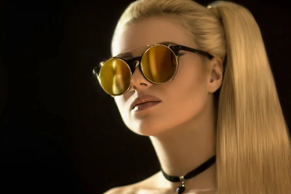 Portret Blondynki Modelki Okrągłych Okularach Żółtych Okularach Czarnym Tle Odbicie — Zdjęcie stockowe
