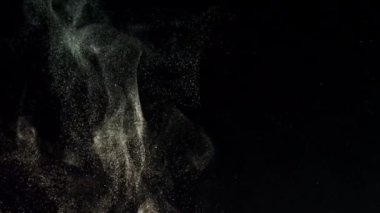 Siyah bir zeminde yüzen altın gibi parlak parçacıkların askıya alınması. Çeşitli karıştırma kiplerinde videolarınız için 4K arkaplan.