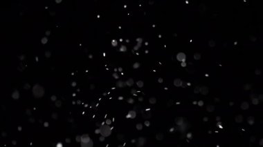 Siyah zemin üzerinde beyaz-gümüş parçacıkların havada asılı kalması. Bazı parçacıklar güzel bir bokeh içinde bulanıklaşıyor. Çeşitli karıştırma kiplerinde videolarınız için 4K arkaplan.