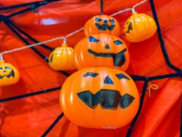 ハロウィンの装飾のための不気味な笑顔を持つプラスチックオレンジジャックオランタン — ストック写真
