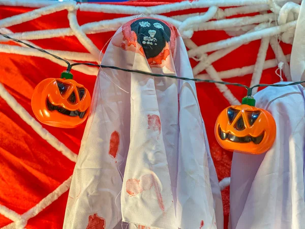 ハロウィンの装飾のための不気味なカボチャのジャック・オ・ランタンと白い幽霊 — ストック写真