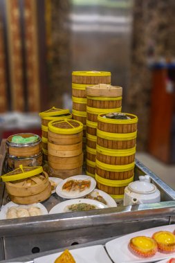Lokantada servis edilen Çin Dim Sum bambu tencere kutuları.