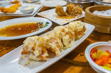 Restoranda mayonez sosuyla servis edilen lezzetli kızarmış karides.