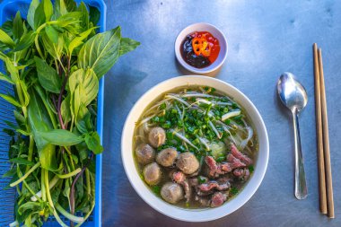 Sebzelerle servis edilen bir kase taze pişmiş Pho bifteği.