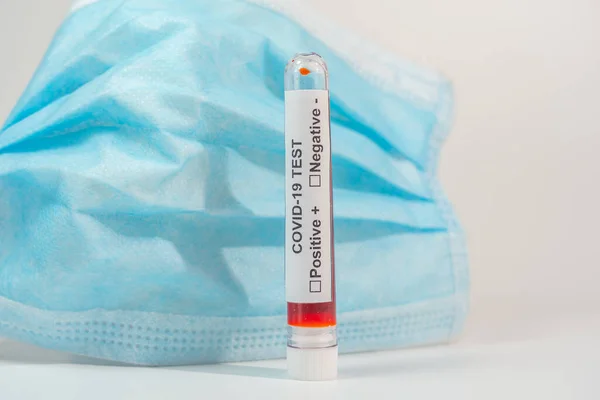 白底COVID-19血检样本及口罩 — 图库照片