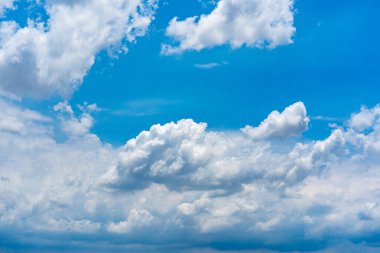 Yüzen beyaz bulutları olan güzel bir gökyüzü