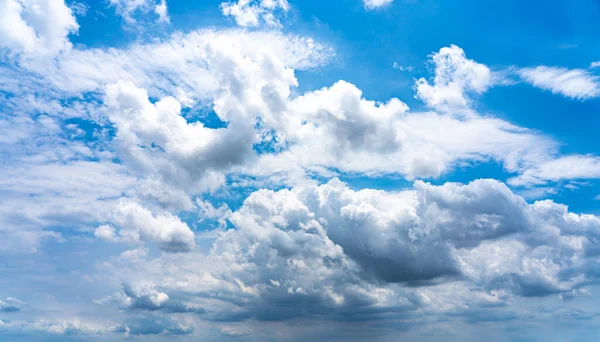 Piękne niebo tło białych chmur na błękitnym niebie — Zdjęcie stockowe