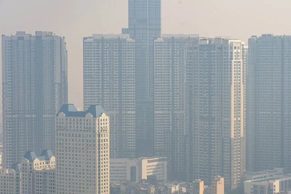 Endüstriyel kentte sisli kirli dumanlı yüksek binalar — Stok fotoğraf