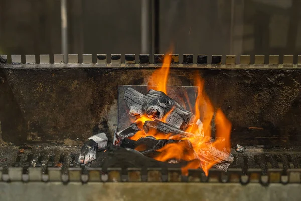 Feu rouge brûlant sur la machine à griller le charbon dans la cuisine des restaurants — Photo