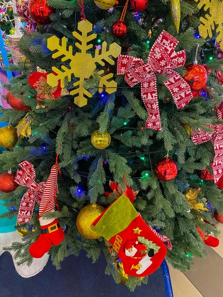 Szekrény fotó karácsonyfa díszített fényes baubles — Stock Fotó