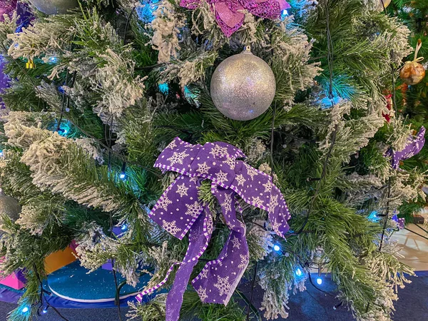 크리스마스 트리에 반짝이는 전구와 리본 사진을 클로즈업 — 스톡 사진