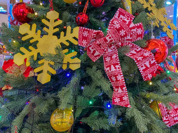 Fényes baubles és dísz a karácsonyfa fenyő — Stock Fotó