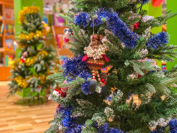 Detail fotografie vánočního stromečku s ohromující výzdobou — Stock fotografie