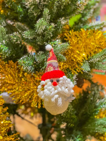Függőleges fotó karácsonyfák díszített aranyos hóember — Stock Fotó