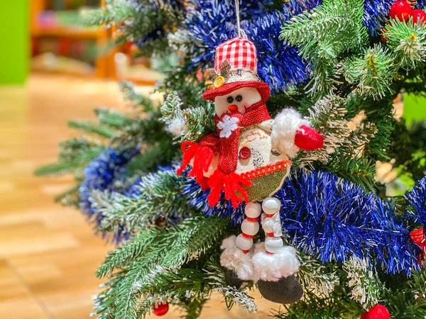 아름다운 크리스마스 트리와 귀여운 눈 사람 장식 — 스톡 사진