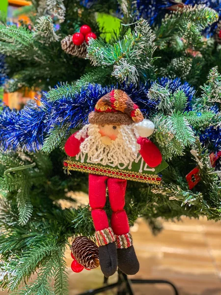 Közelkép a Mikulás dekoráció karácsonyfa — Stock Fotó