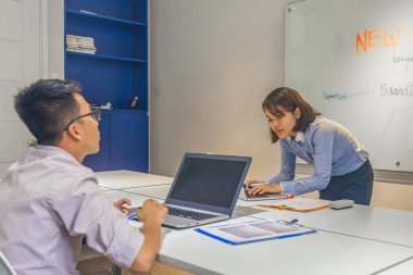 Konferans salonunda çalışan iki genç iş adamı.