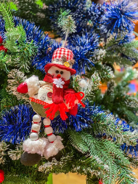 Karácsonyfa szép karácsonyi dekoráció és a baba hóember — Stock Fotó