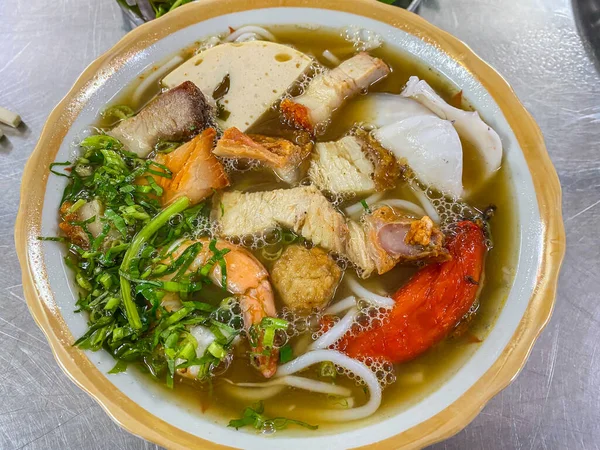 Close up foto da famosa sopa de macarrão de frutos do mar vietnamita — Fotografia de Stock