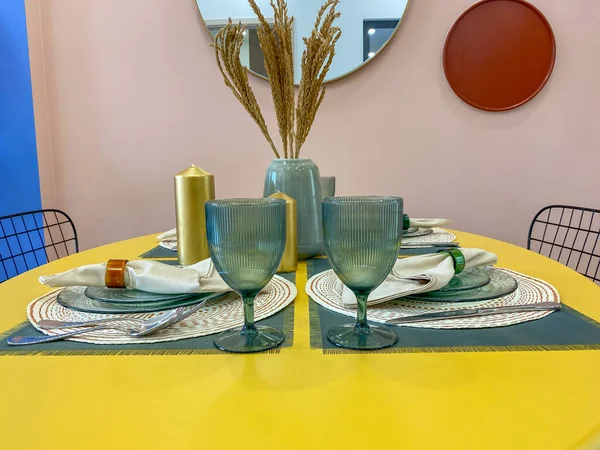 Nowoczesny wystrój wnętrz stołu jadalnego z przytulną dekoracją — Zdjęcie stockowe