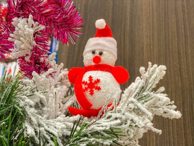 Kırmızı bebek kardan adam Noel ağacında