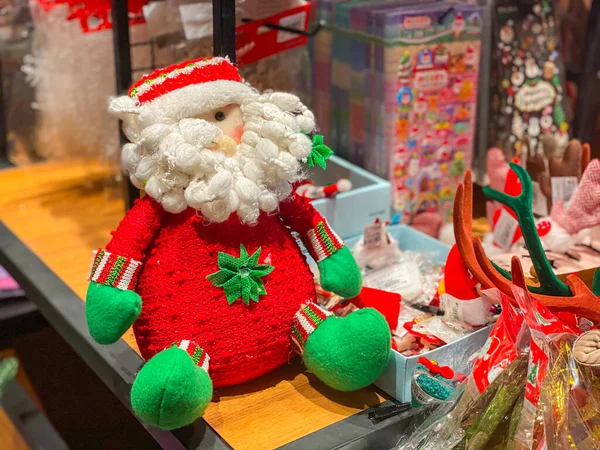 Mikulás és karácsonyi díszek a karácsonyi boltban — Stock Fotó